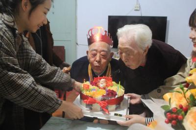 90岁抗战老兵的温暖生日