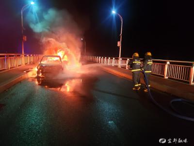 一辆小车在清江一桥自燃起火! 冬天开车需注意这些~