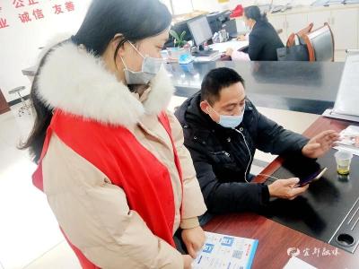 驿马冲村引导村民下载“宜都一家亲”APP