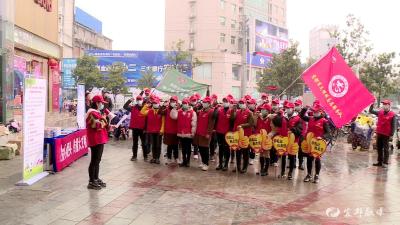 捡烟头换礼物 换出文明好习惯