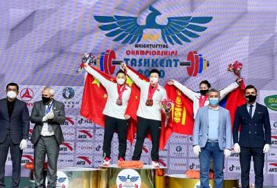 宜都姑娘汪周雨以抓举126公斤、挺举160公斤，总成绩286公斤包揽三金