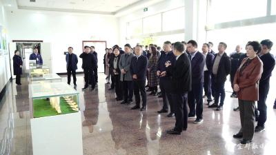 长阳党政综合代表团来我市考察
