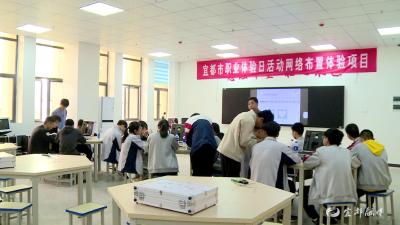 初中学生参与“职业体验日”活动