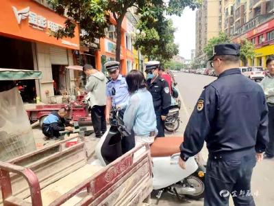 【文明宜都】市城管执法局开展城区电动车违规停放专项整治行动