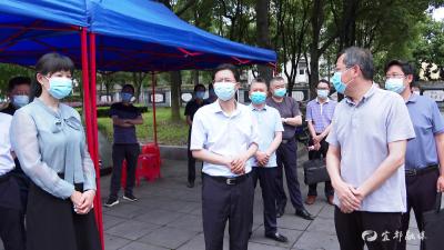 李泽刚检查高考备考和校园安全工作
