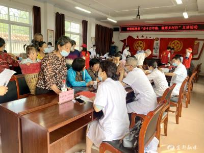 市一医院到枫相树村开展义诊活动