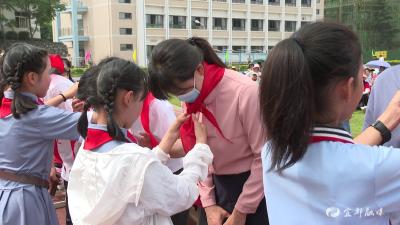 蒋小丹和少年儿童共度节日