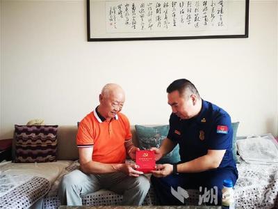 【湖北日报】宜昌支队“光荣在党50年”老消防重回红门话队史