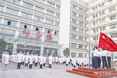【三峡日报】国旗下宣誓 庆祝医师节