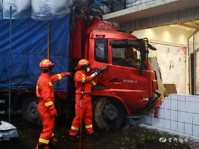 货车撞垮民房承重墙 现场天然气泄漏