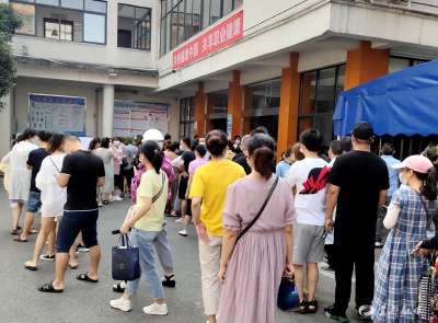 “宜”起抗疫 |陆城市场监管所确保辖区重点行业从业人员核酸检测全覆盖