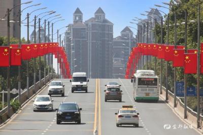 挂国旗 庆国庆 湖北各地洋溢“中国红”
