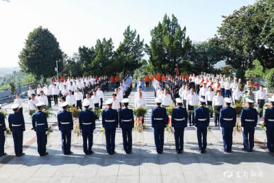 【快讯】​我市举行“烈士纪念日”向烈士敬献花篮仪式