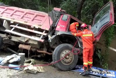 货车司机“撞树”被困  宜都消防迅速救人