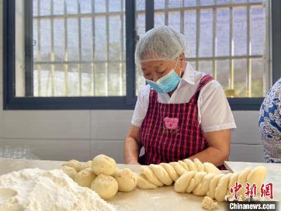 【中国新闻网】湖北一村民手工制饼50年 纳入当地“非遗”