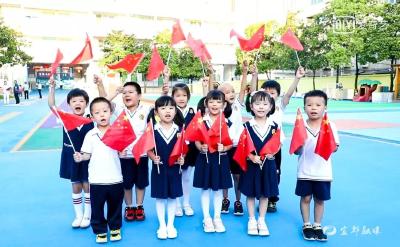 【祖国颂•我为祖国送祝福】有一种打卡，叫“与国旗同框”！