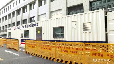 市一医院移动PCR方舱实验室安装完成