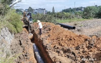 过路滩村：加快污水管网铺设 助力美丽乡村建设
