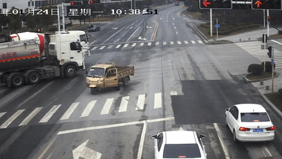 他们跑向红绿灯路口，监控拍下这一幕......