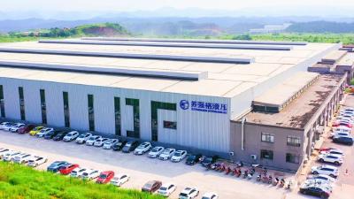 【争做“领头雁” 当好“排头兵”•奋力开门红】苏强格：开足马力忙生产 力争新年“开门红”