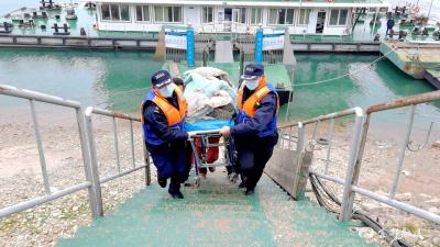 宜都海事“艇”身而出 紧急救助摔伤船员