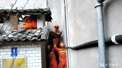 惊险！六旬老汉4楼坠落公厕屋顶 消防紧急救援