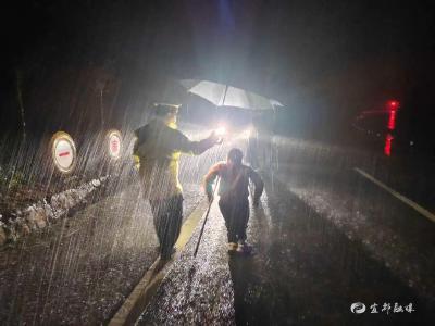 雨夜里的温暖——残疾人电动车雨中抛锚，宜都警民温情相助