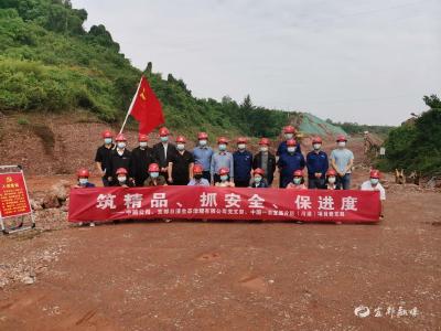 项目现场党旗红 携手共建保进度