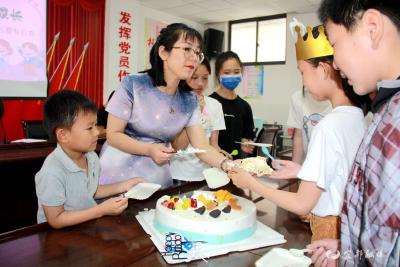 清江小学16名留守儿童共享生日蛋糕