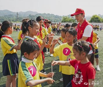 【荆楚网】湖北宜都：土家儿童六一节 收获满满“爱心陪伴”