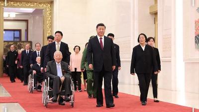 近镜头丨这一刻，他们并肩同行