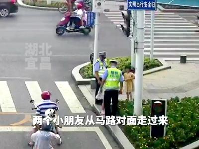 监控下的温馨一幕，小朋友给高温下宜都执勤交警送雪糕