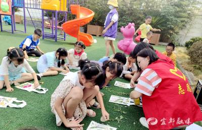 以布为纸，以叶作画！响水洞村植物拓染课带孩子们敲开“自然之门”