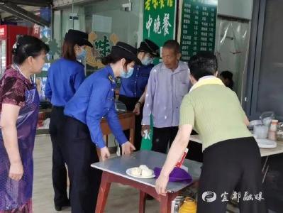 ​市城管执法局：净化校园周边市容环境 全面开启“护学”模式