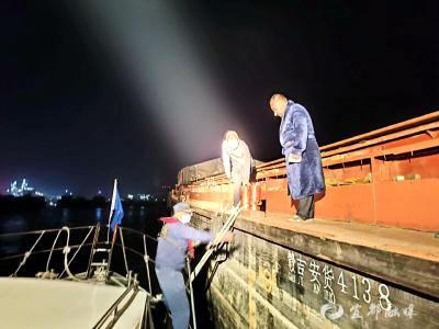18分钟！枝城大桥海巡执法大队凌晨火速救助生病船员