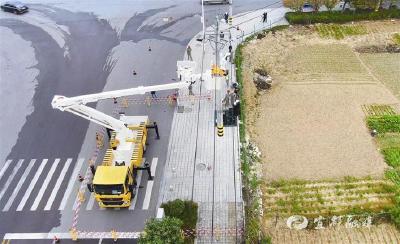 【三峡日报】机器人高空带电作业