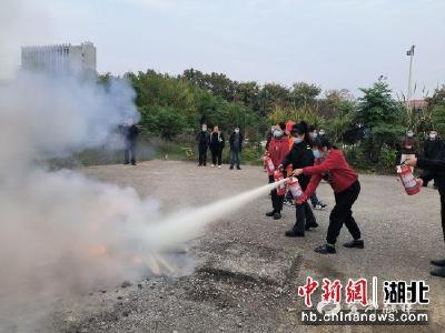 【中国新闻网】宜都消防宣传进车站