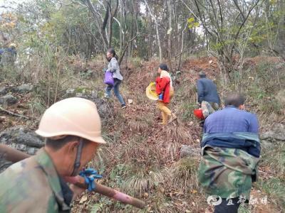 翻山越岭拉管道 齐心协力解难题