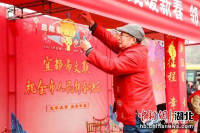 【中新网】湖北宜都：数千群众赏民俗办年货喜迎“中国年”