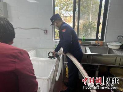 【中国新闻网】居民用水告急 宜都消防送水上门解忧