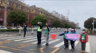 【湖北日报】宜都：孩子走上街头传播交通知识  ​