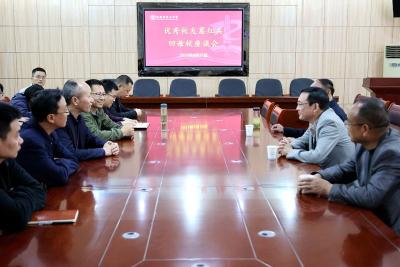 【三峡宜昌网】宜都二中：九0届优秀校友葛红兵先生回访母校
