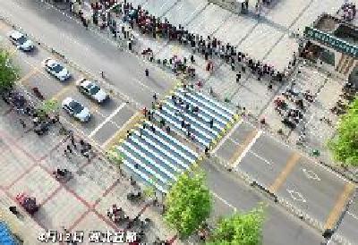 斑马线穿新衣！宜都首条3D立体彩色斑马线亮相