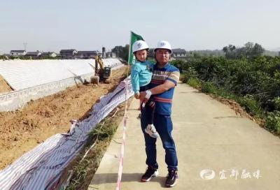 五一假期首日，他带着儿子去工地......