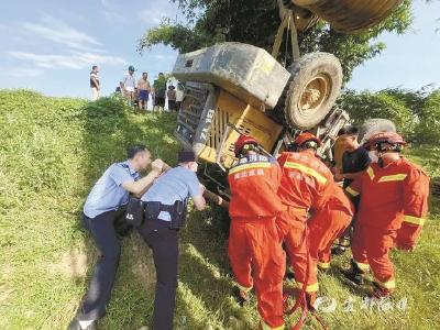 【三峡晚报】遭遇车祸，突发疾病，灾难来袭时，民警挺身救助
