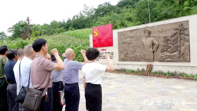 陆城街道到松木坪镇开展庆“八一”活动