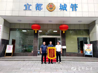 企业点赞环卫工人