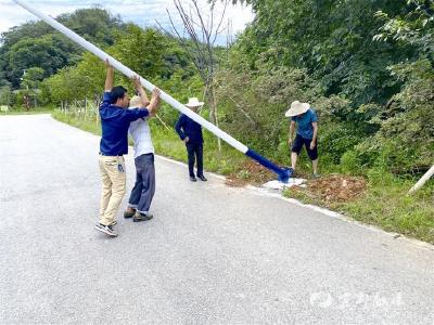 【三峡商报】乡贤捐二百盏路灯  