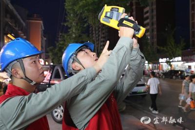 【湖北日报】宜都供电：夜间测巡护航城市夜经济