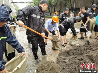 【中国新闻网】湖北宜昌遭强降雨袭击 各方力量保障民众安全